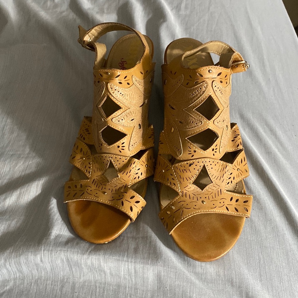 Tan open toed wedges